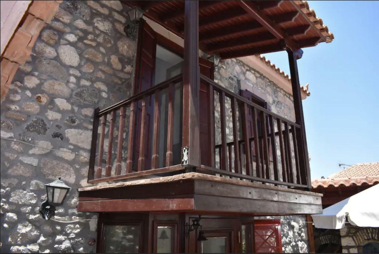 Вилла Wood And Stone In The Path Of Lava Antissa Экстерьер фото